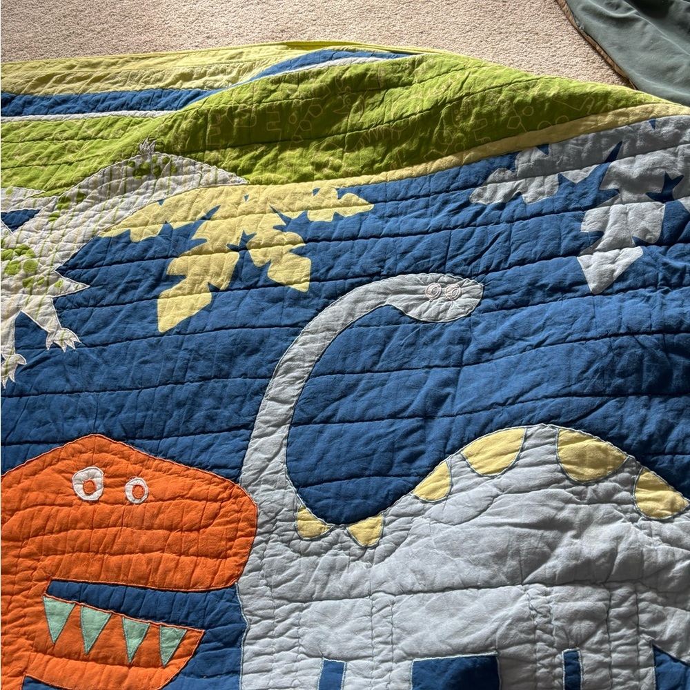 Quilt The Good Dinosaur Circo Full size 
With sheet set/pillow cases